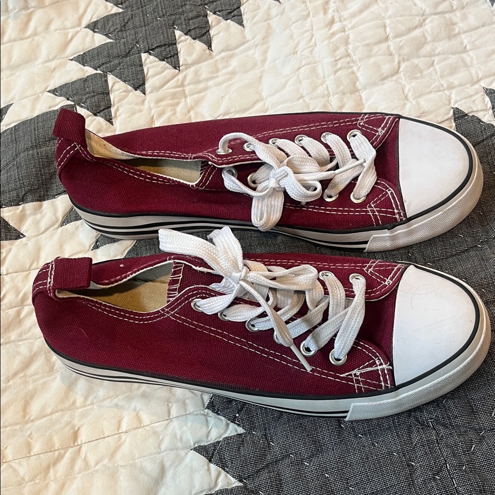 Casual Low-Top Canvas Sneakers in Burgundy